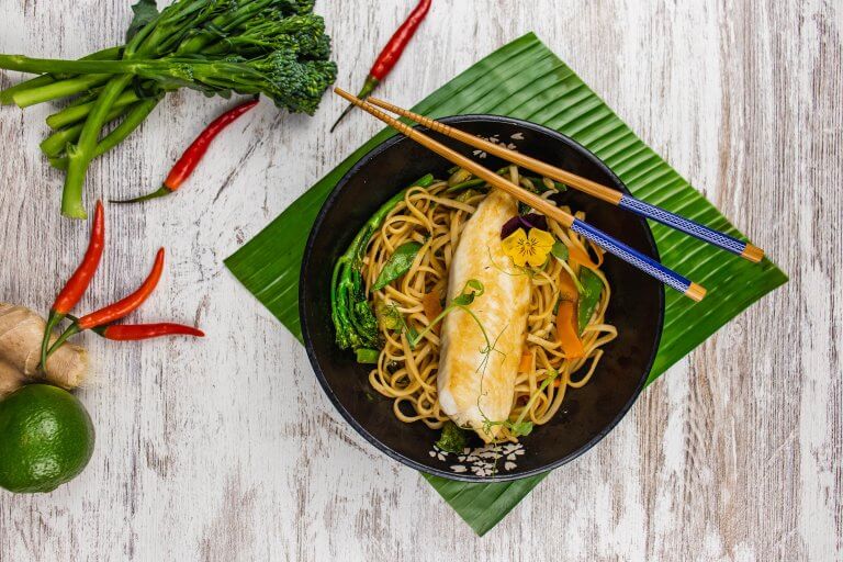 Asiatischer Reisnudelsalat mit Buntbarschfilet