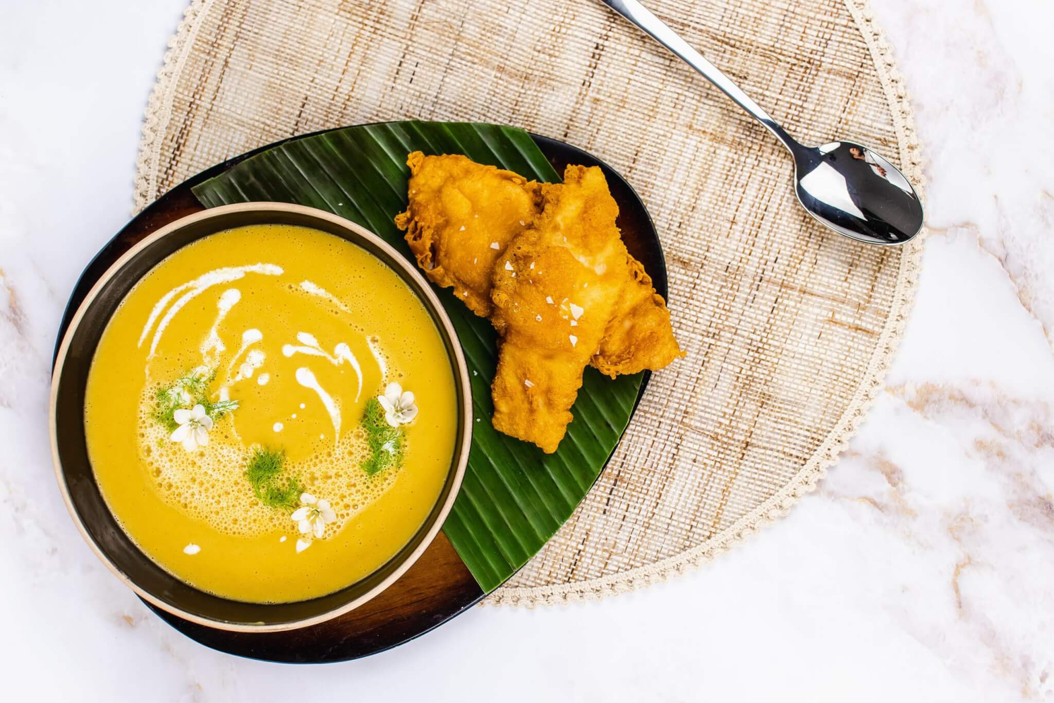 Curry-Fenchel-Suppe mit Buntbarsch