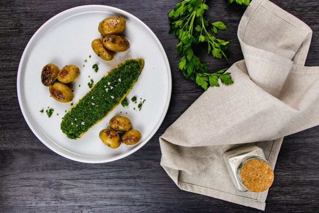 Buntbarsch mit Kräuterkruste und Babykartoffeln | Regal Springs