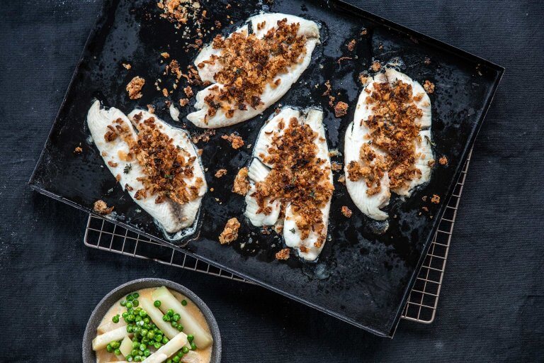 Bunbarsch aus dem Ofen mit Senfbröselkruste und grünem Rahmgemüse