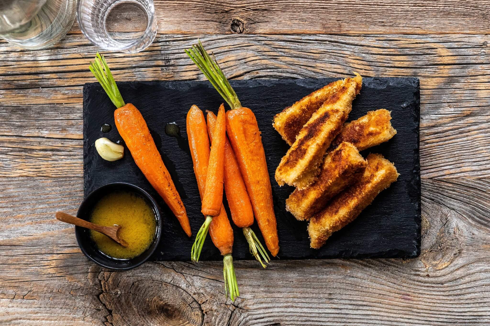 Rezeptbild Buntbarsch-Fischstäbchen mit glasierten Karotten