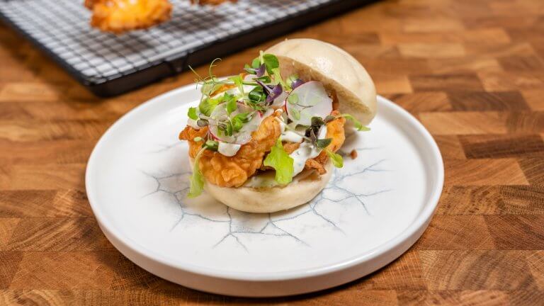 Bao mit knusprig gebackenem Buntbarsch